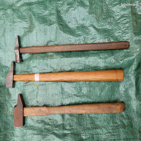 Lot De 2 Anciens Clous En Fer Forgé  17ème S.  & 1 Marteau De Cloutier Working Tool