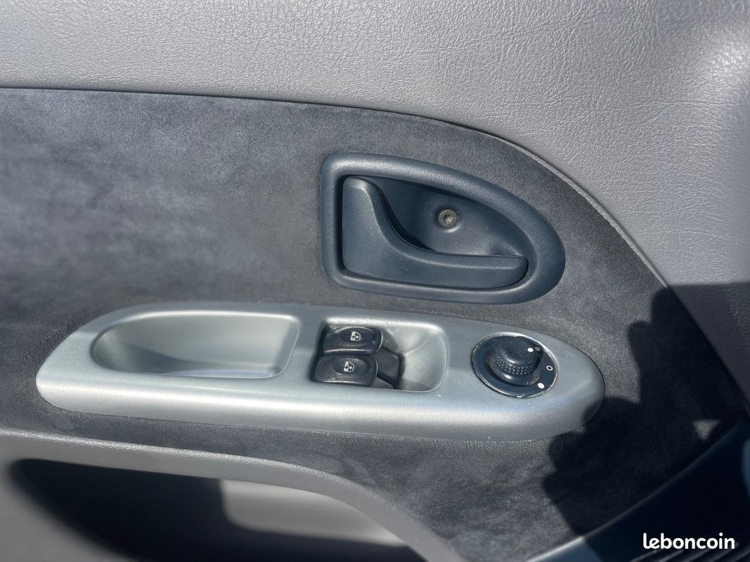 RENAULT CLIO 3.0 V6 Sport (image 26)