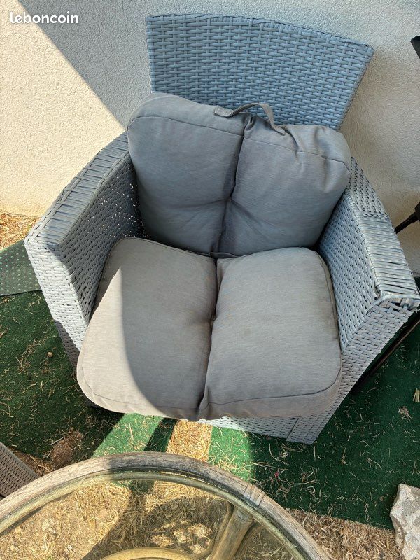 Vend salon de jardin et 2 chaise longue dont une où le repose tête ne ce soulève plus (image 3)
