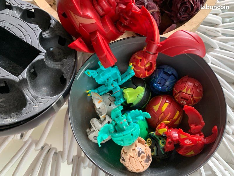Grand lot Bakugan boules de différentes tailles cartes et boules xl de rangement (image 6)