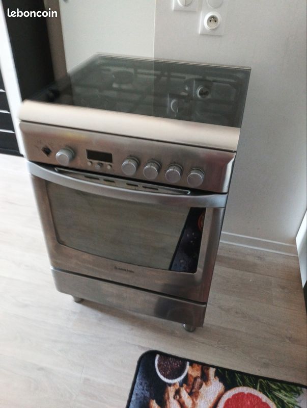 A vendre gazinière for électrique desus4feut gaz (image 1)