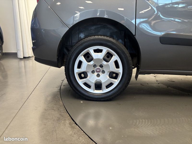 Fiat DOBLO 1.6 jtd 120 ch Lounge 7 places / Climatisation / Attelage / Régulateur / (image 11)