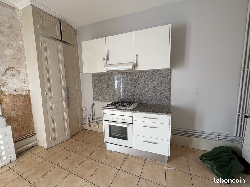 Cuisine équipée complète avec four, plaque gaz, hotte et crédence en marbre (image 2)