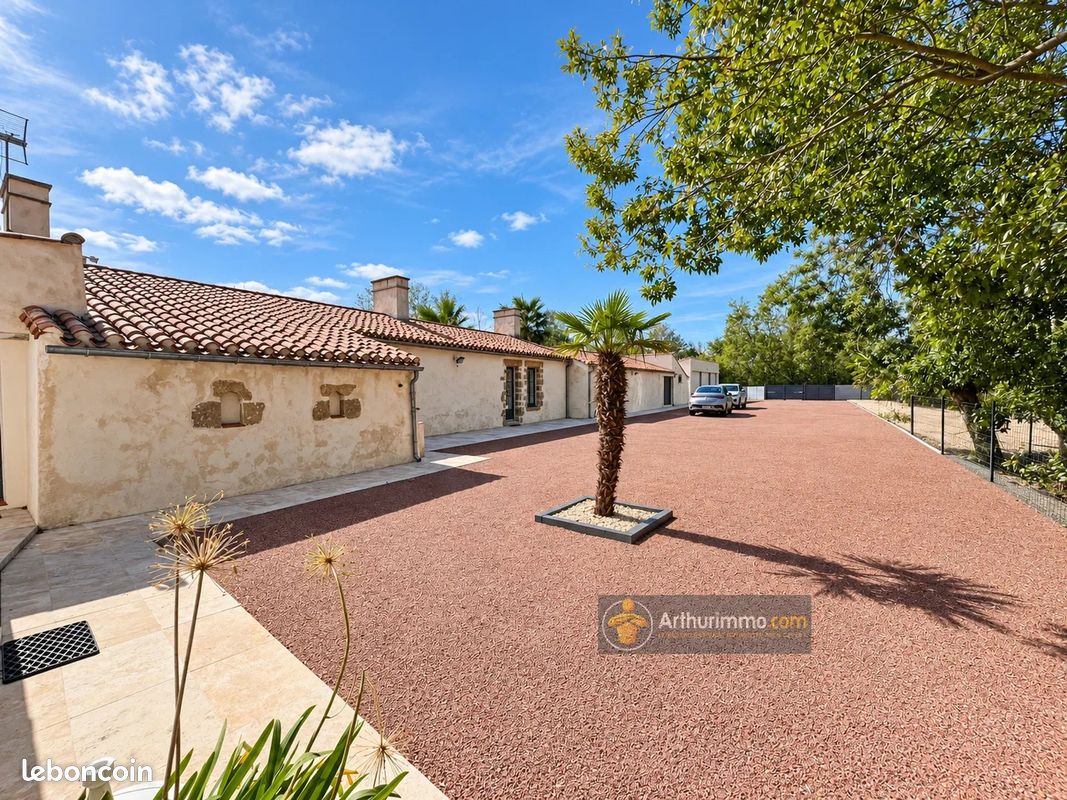 Maison 12 pièces 274 m² · à Sallertaine · 274 m² · 698 000 €