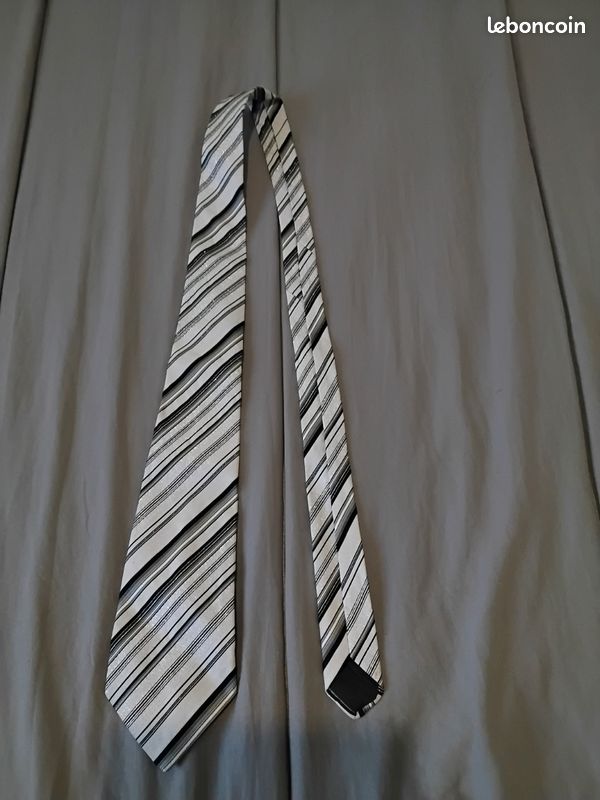 Cravate blanche grise et noire (image 1)