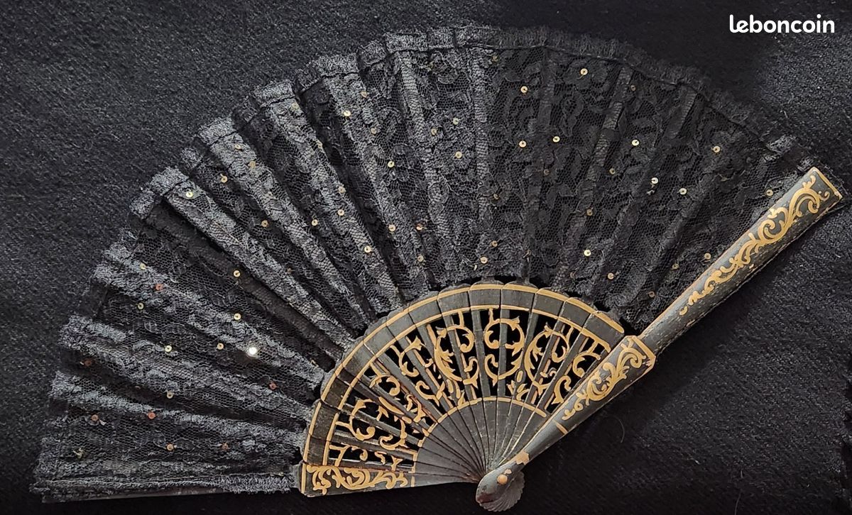 Ancien éventail En Bois Et Dentelle – Objet Décoratif D'origine Espagnole, Très Bon état