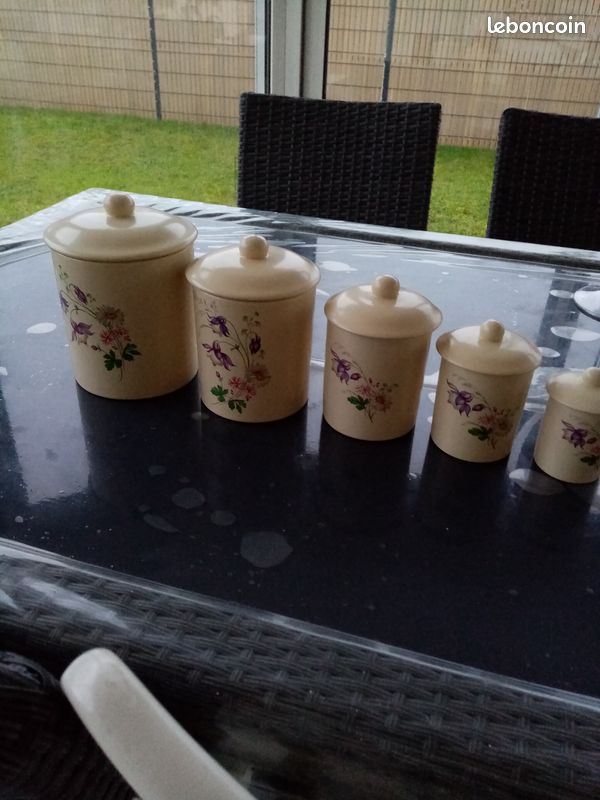 Pots (image 1)