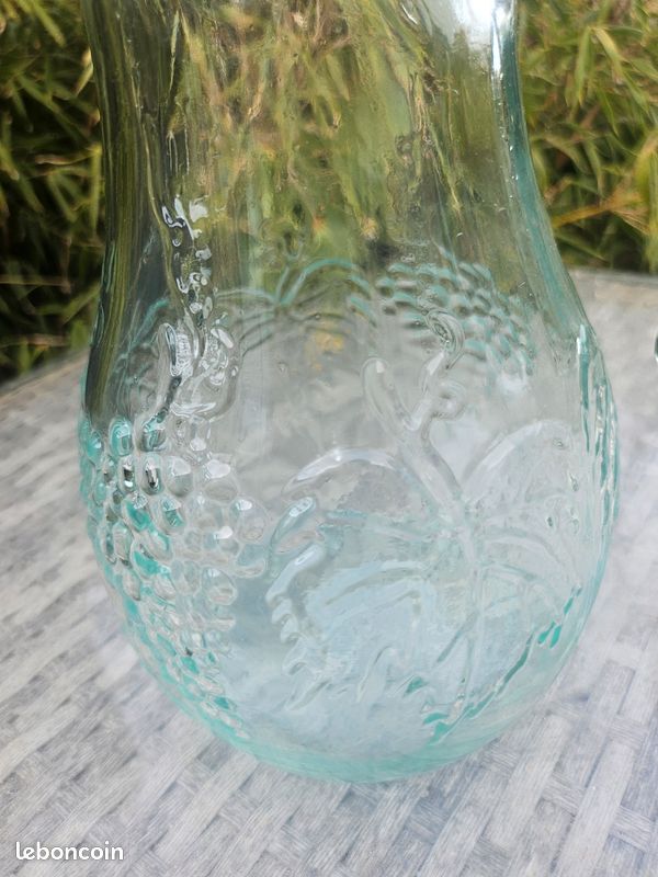 Pichet en verre moulé motifs grappes de raisins (image 3)