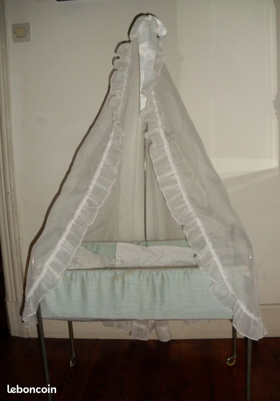 Lit de poupée (image 1)