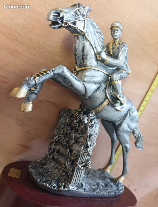 Superbe trophée en étain cavalier saut d'obstacles (image 4)
