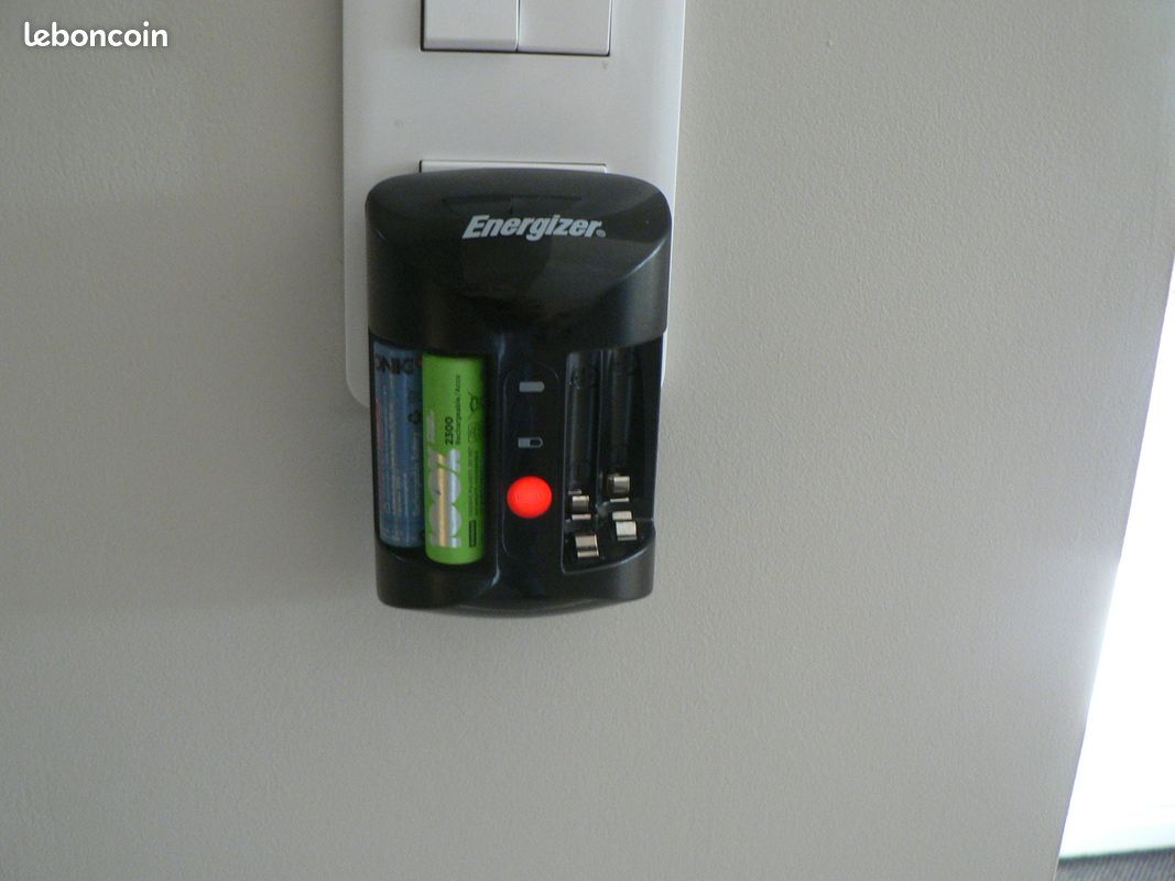 DOUBLE CHARGEUR PILES 1,5v ENERGIZER Model CHPRO EU , pour piles 2 fois AA et 2 fois AAA (image 1)