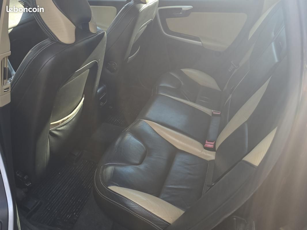 Volvo XC60 D5 AWD R-Design Geartronic A (image 4)