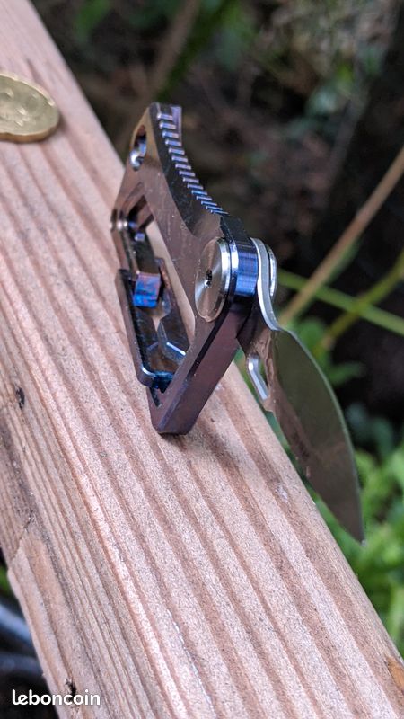 Mousqueton en titane équipé d'une lame en acier M390 (image 13)