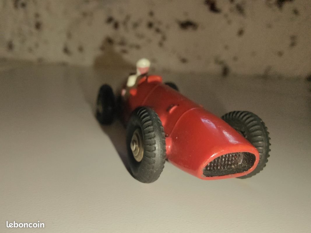 Dinky Toys France, Ferrari réf 23J rouge, calandre lisse. Bo
