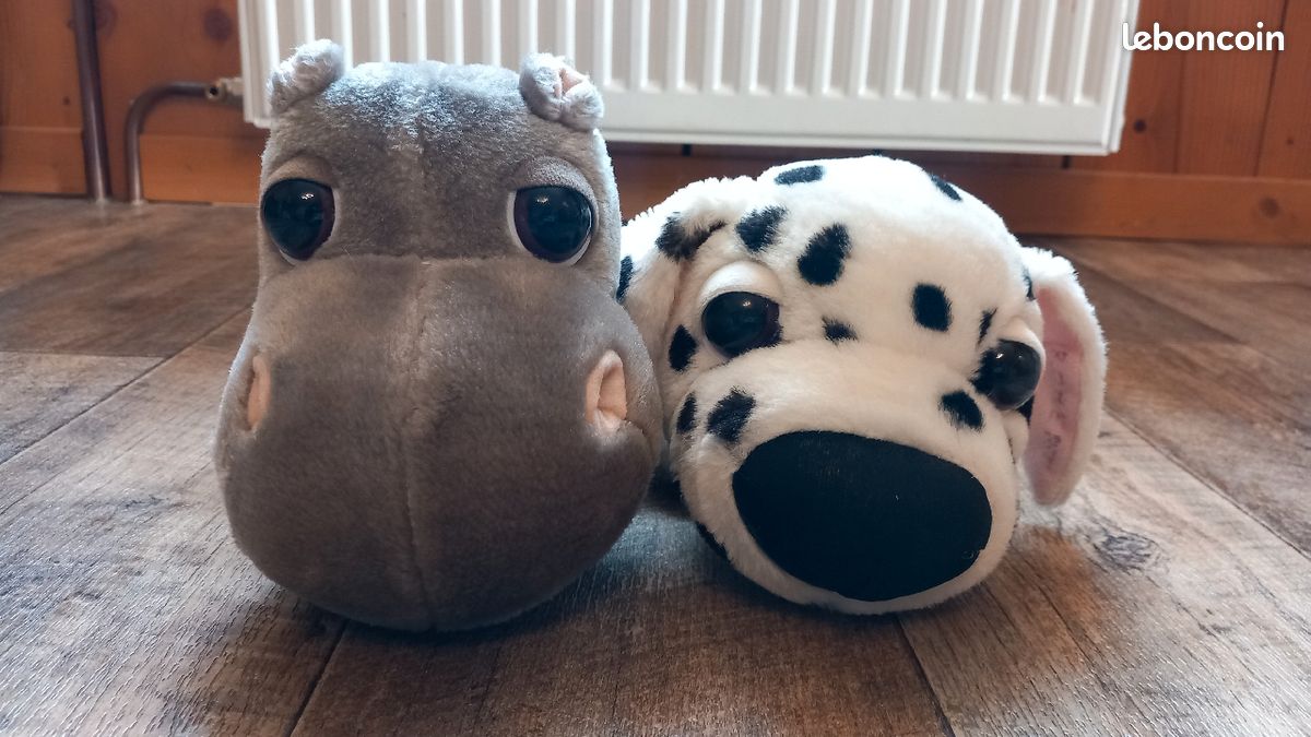 Lit 2 peluches à gros yeux chien et hippopotame (image 1)