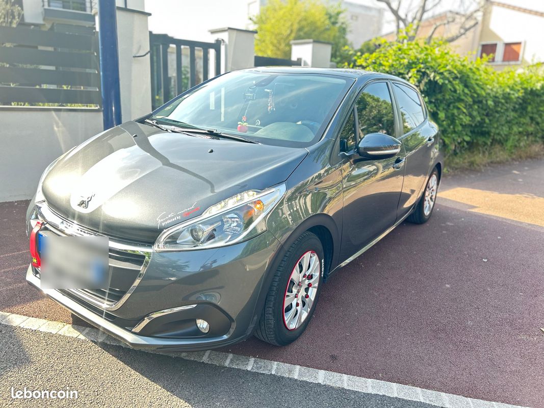 Peugeot 208 2016 – 82 000 km – Excellent état – Aucune panne – Très bien entretenue (image 1)