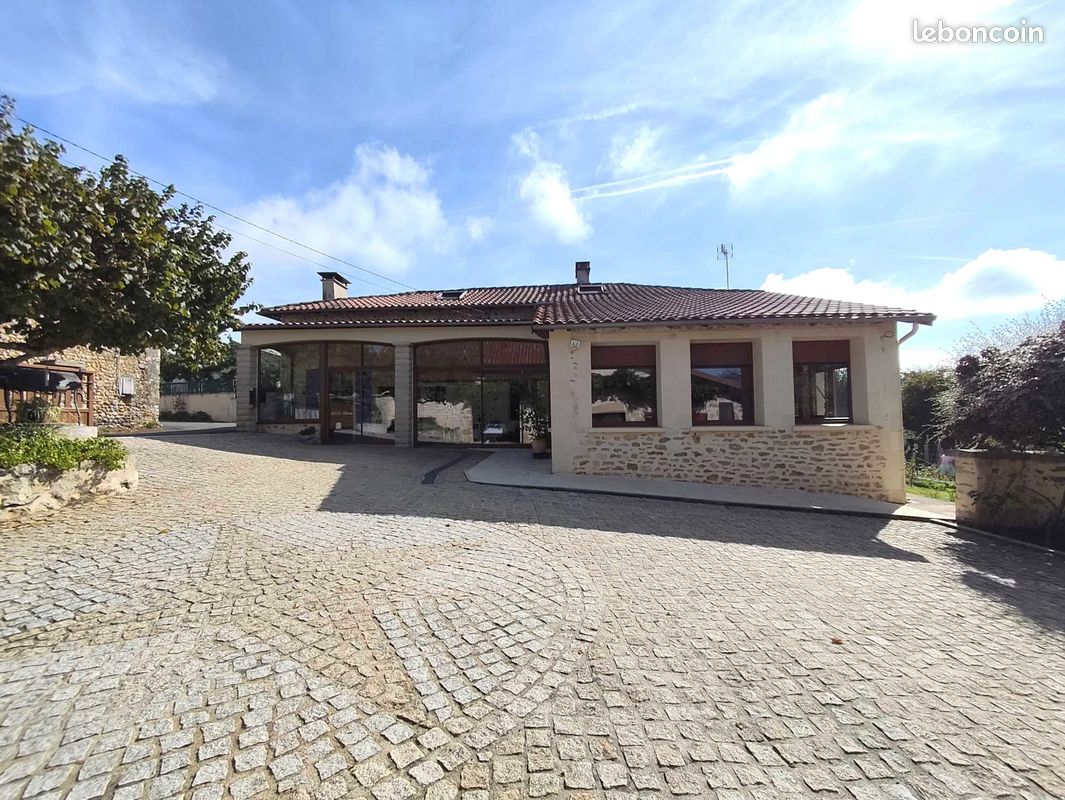 Maison 8 pièces 200 m² · à Chasseneuil-sur-Bonnieure · 200 m² · 370 000 €