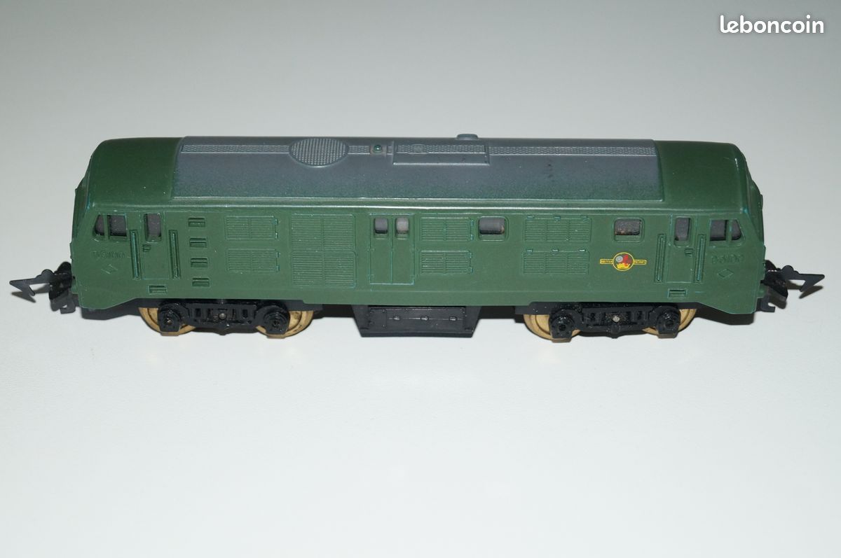 JOUEF LOT DE 2 Locomotives Diesel D6100 en HO EUR 25,00 - FR