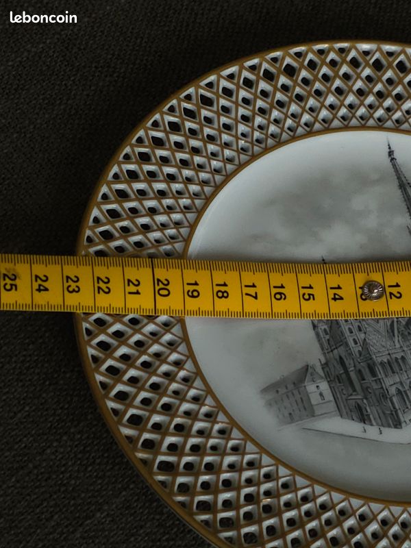Assiette de collection en porcelaine ajourée – Stephansdom Vienne – Pirkenhammer & Wahliss Wien, Entre-deux-guerres (image 5)