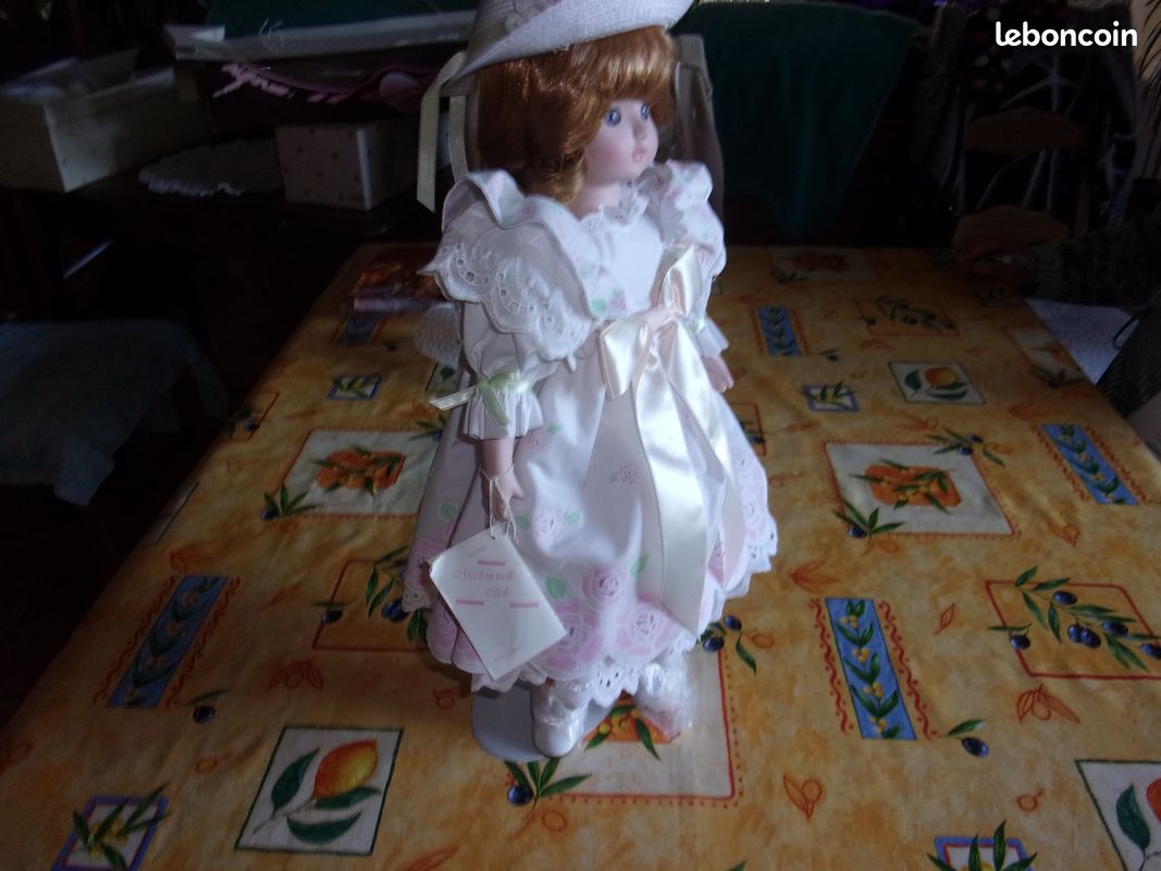 Poupée MUNDIA Mademoiselle Cécile - Porcelaine 1987 - Création Française - NEUF