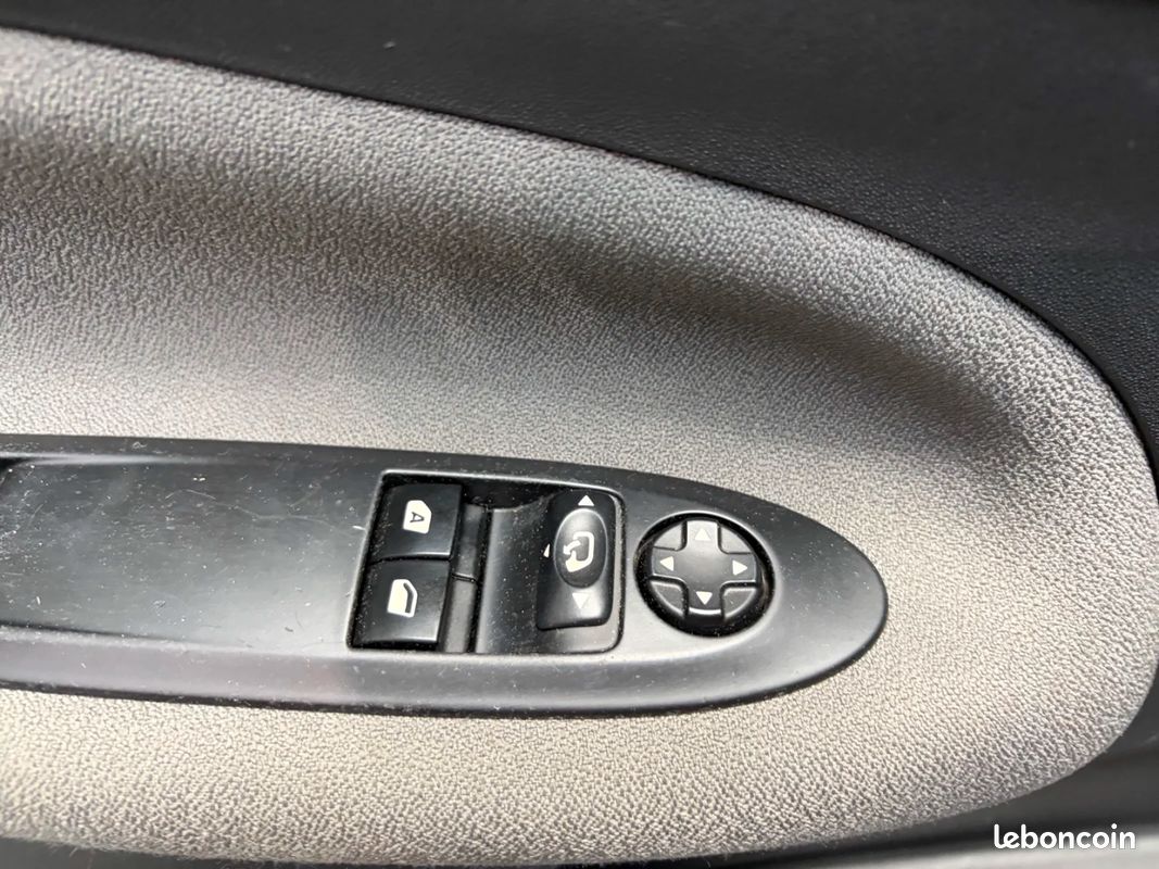 DS DS 3 BlueHDi 120 S&S BVM6 So Irrésistible EDITION INES DE LA FRESSANGE (image 23)