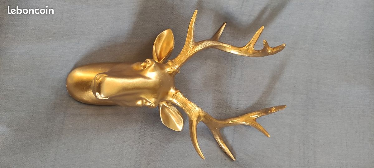 Sculpture Mate Réaliste D'une Tête De Lion Dorée En Haute Résolution