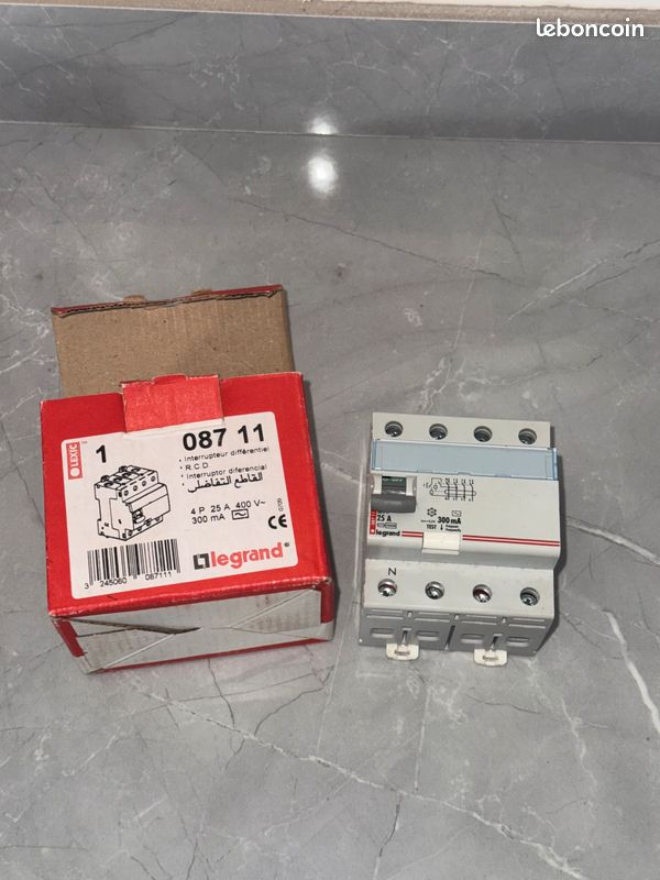 Inter différentiel 25A 300mA type AC Legrand 08711 terapolaire 4 NEUF (image 1)