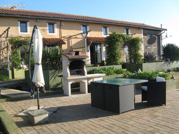 Magnifique Longère rénovée – Maison, 2 Gîtes et Piscine sur 7 600 m²