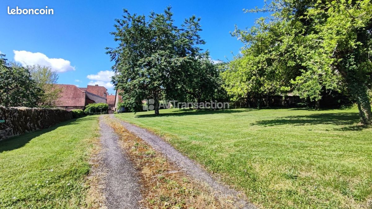 Terrain 11 pièces 310 m² · à Combeaufontaine · 310 m² · 132 000 €
