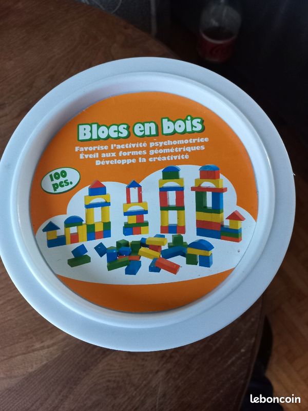 Seau avec 100 pièces en bois pour faire des constructions à partir de 10 mois et + (image 1)