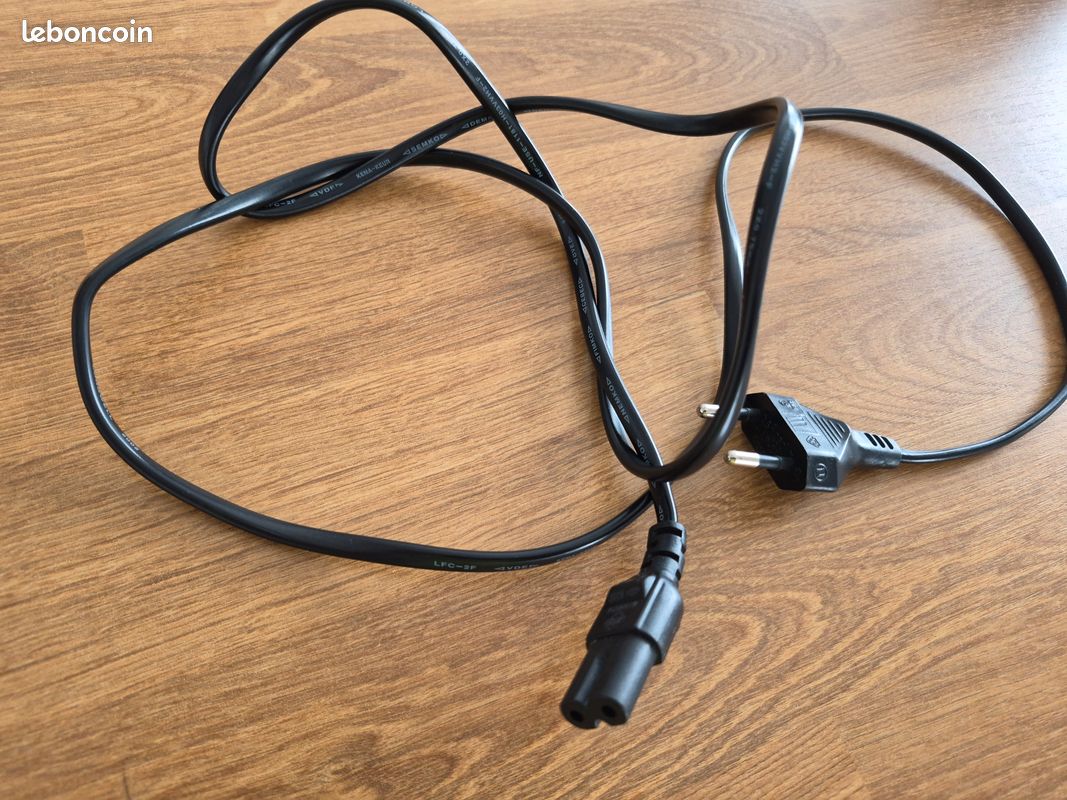 Câble d'alimentation électrique de type "figure 8" (C7), idéal pour alimenter lecteurs DVD/Blu-ray, consoles de jeux vidéo et petits appareils électroniques (image 3)