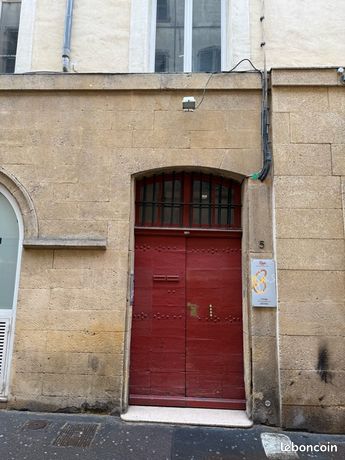 Appartement ou local professionnel 70 m2 Aix en Provence Place Richelme