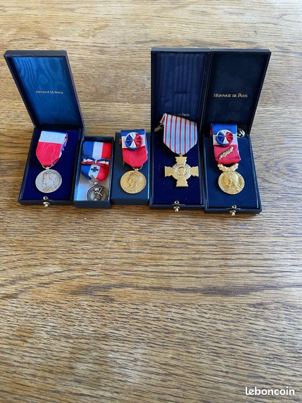 LOT MÉDAILLES MILITAIRES Francaises Militaria Guerre 14-18 EUR 1,00 - FR