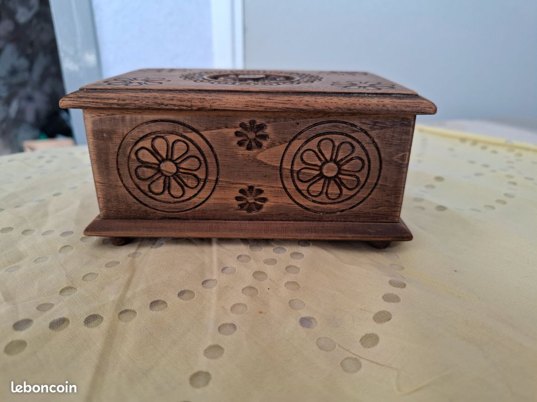 Ancienne Boîte à Bijoux En Bois, Style Breton, De 1945, Avec Son Caractère Unique