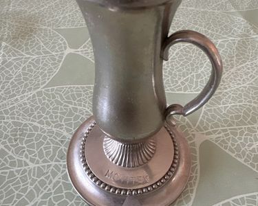 File:Musée d'histoire de Nantes - 284 - Petit bougeoir à main en argent Gilles D