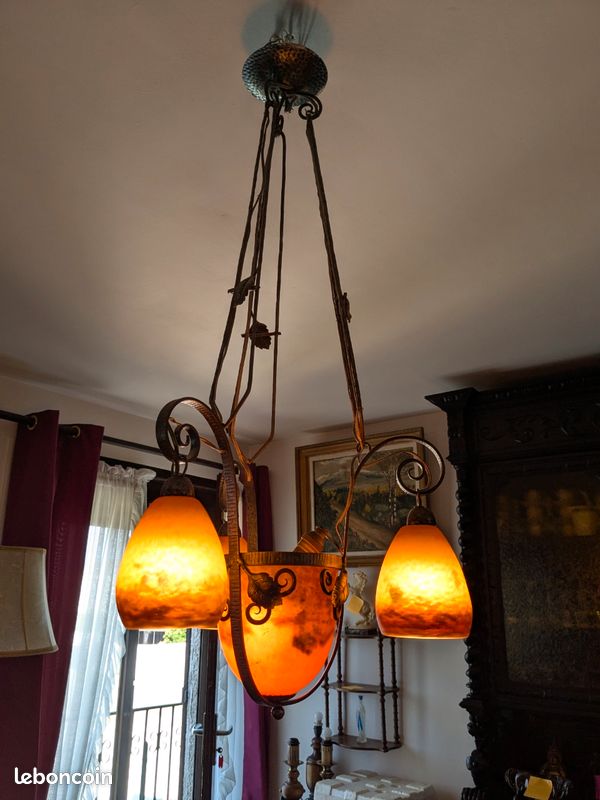 Lustre art déco fer forgé Obus et tulipes en pâte de verre signé Degué