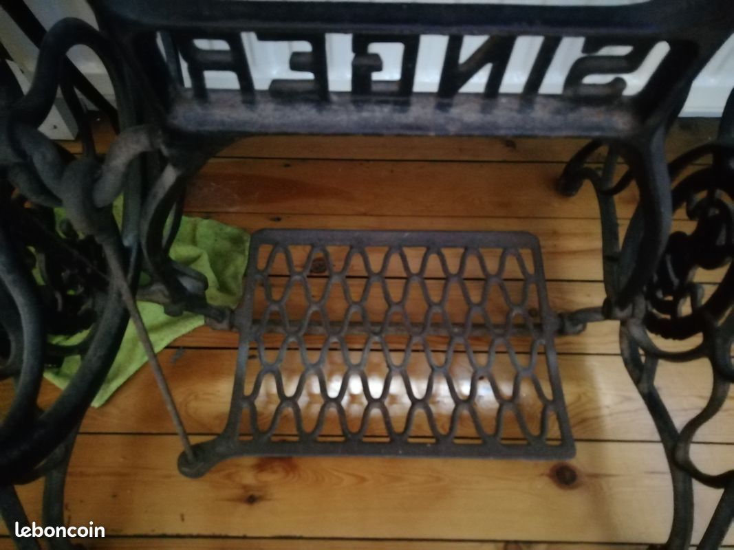 Table Bistro Plateau en Marbre Pied en Fonte Machine a Coudre Excelsio
