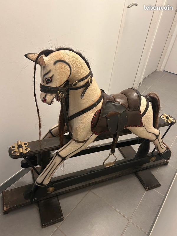 Cheval à bascule ancien (image 2)