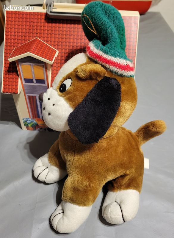 Chien peluche avec son bonnet (image 4)