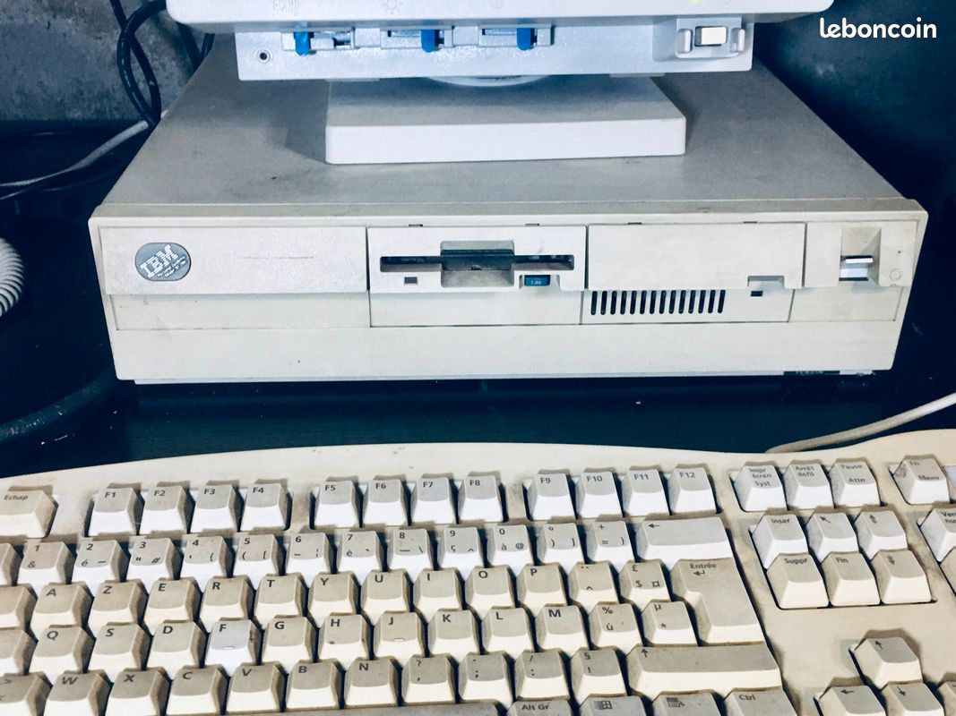 Lot De 2 Moniteurs IBM 5151002 Vintage - Vendu Pour Pièces Détachées, Non Testés