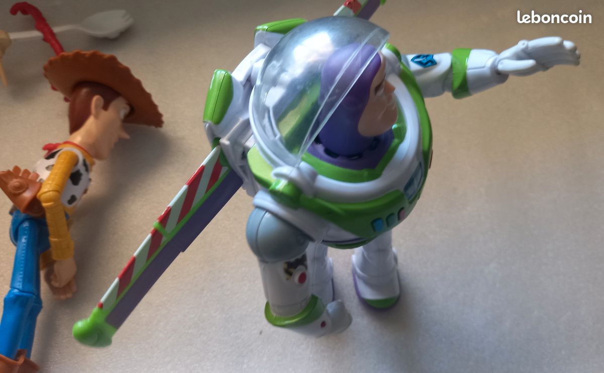Figurines Toy Story 4: Woody sonore, Buzz l'Éclair sonore et Fourchette (image 11)