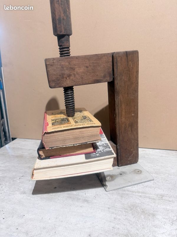 Bibliotheque, Présentoir à livres décoratif en ancien serre-joint en bois détourné (image 2)