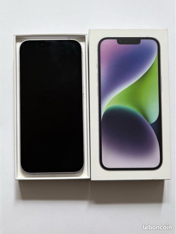 IPhone 14 mauve et coque Rhinoshield noire (image 1)