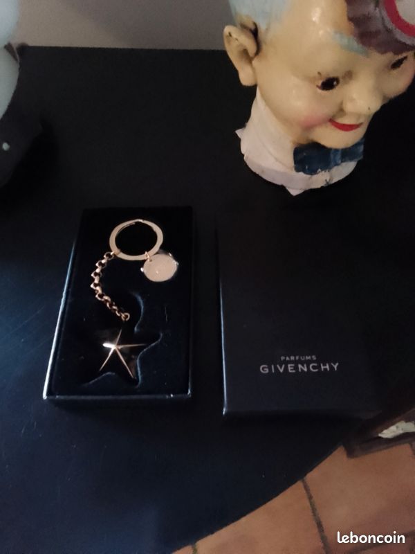 Porte clés, bijoux de sac parfumeur Givenchy (image 1)