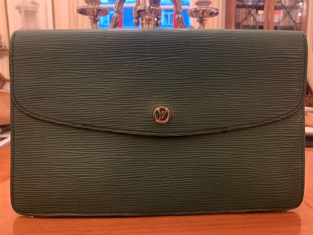 Pochette Louis Vuitton en cuir épi vert