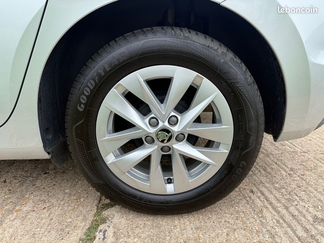 SKODA FABIA 1.0 Ambition 80 ch BVM5 TVA RECUPERABLE (image 10)