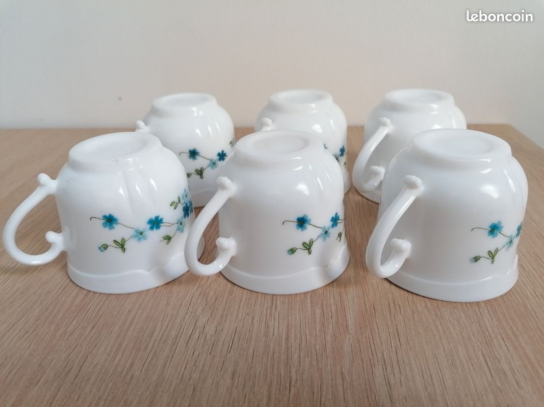 Lot De 2 Tasses à Chocolat Vintage Arcopal Motif Myosotis Fleurs Bleues - Opalin Blanc Diam 9cm, H 8cm