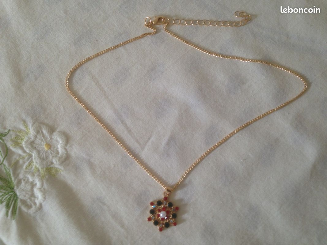 Collier plaqué or et pendentif strass rouge et vert (image 2)