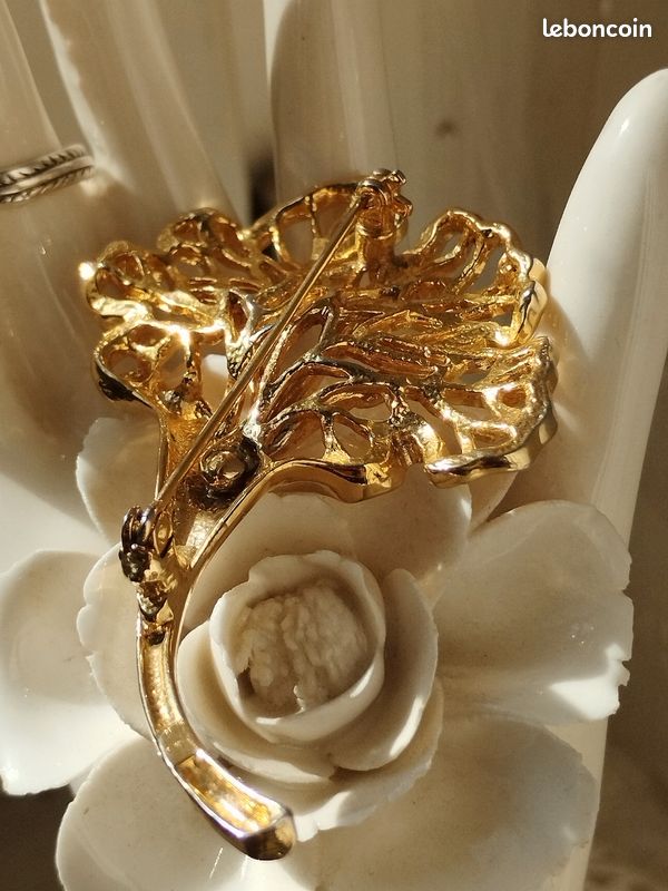 Grande Broche Vintage En Métal Doré - Gravure Ajourée Et Détaillée - Parfait état - Modèle 5025