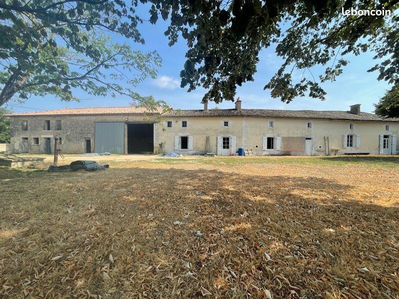 Maison 8 pièces 750 m² · à Melle · 750 m² · 125 000 €